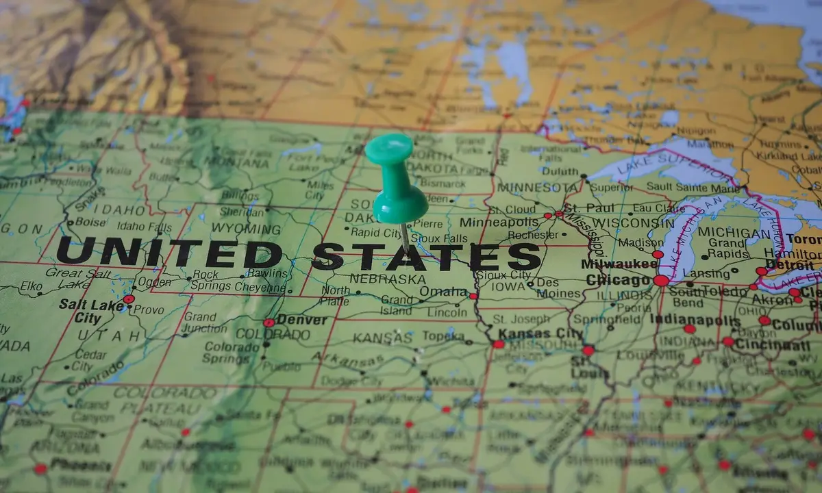 Green pin on a map of the central United States